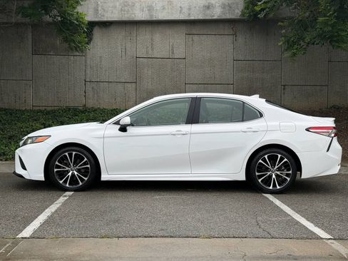 Used 2019 Toyota Camry SE w/ Carpet Mat Package FWD image 11