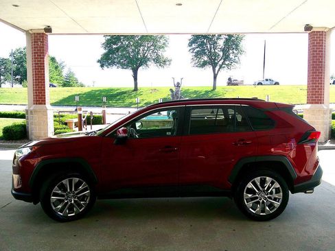 Used 2019 Toyota RAV4 XLE Premium w/ Cold Weather Package AWD/4WD image 7