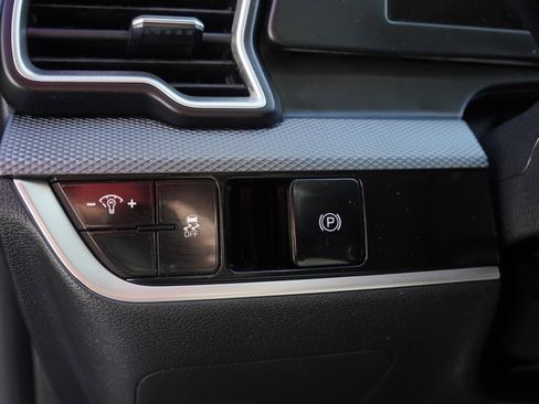 Used 2024 Kia Sportage LX image 9