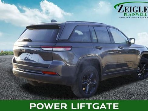 Used 2023 Jeep Grand Cherokee Altitude image 3