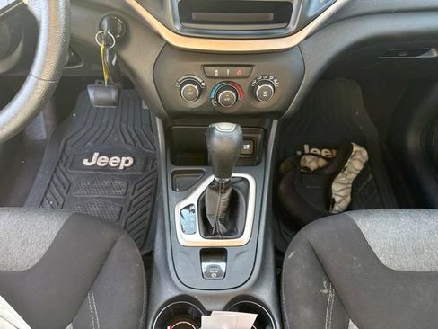 Used 2017 Jeep Cherokee Sport FWD image 18