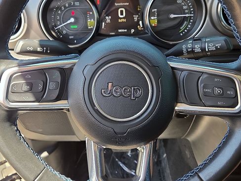 Used 2022 Jeep Wrangler Unlimited Rubicon 4xe AWD/4WD image 31