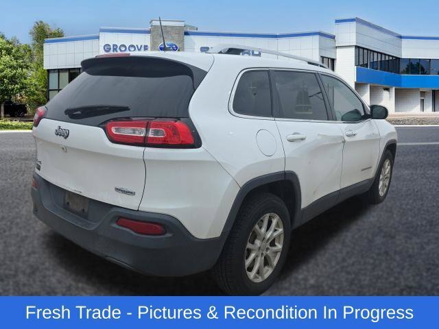 Used 2018 Jeep Cherokee Latitude Plus w/ Cold Weather Group AWD/4WD image 5