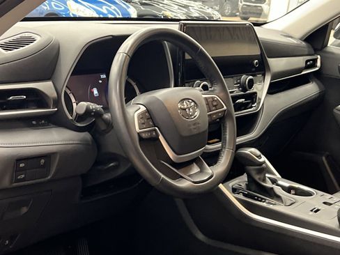 Used 2024 Toyota Highlander XLE image 14