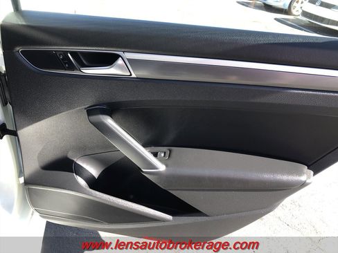 Used 2017 Volkswagen Passat 1.8T R-Line image 19