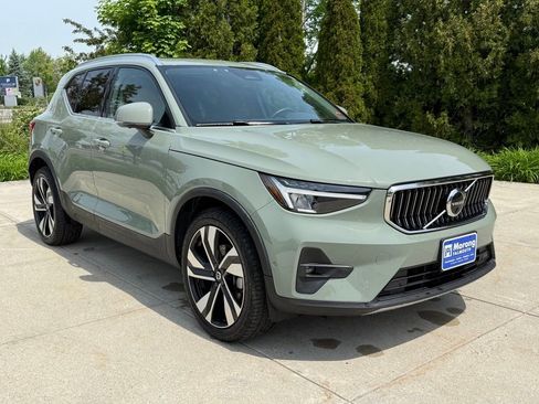 Used 2023 Volvo XC40 B5 Plus w/ Driver Assist Package AWD/4WD image 1