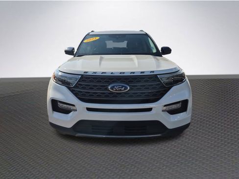 Certified 2023 Ford Explorer XLT w/ Equipment Group 202A image 3