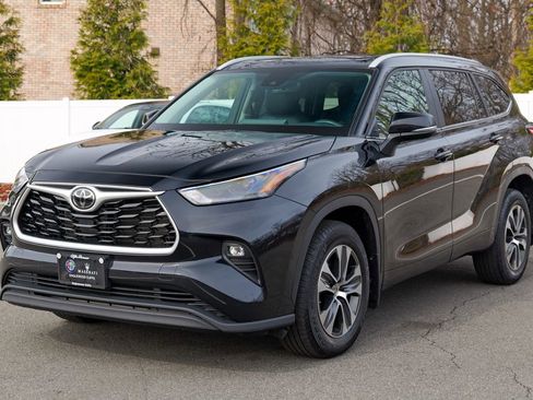 Used 2023 Toyota Highlander XLE AWD/4WD image 3