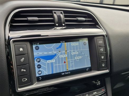 Used 2018 Jaguar F-PACE Prestige image 21