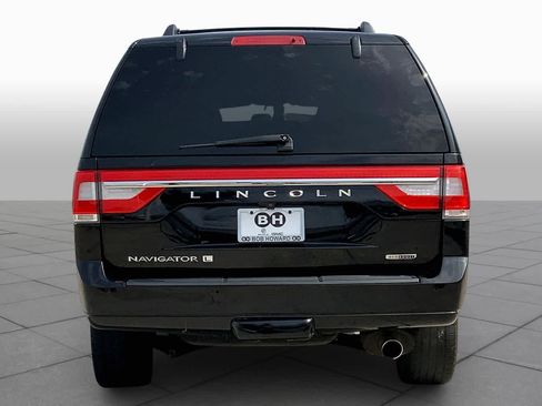 Used 2016 Lincoln Navigator L Select RWD image 4