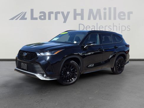 Certified 2025 Toyota Highlander XSE AWD/4WD image 1
