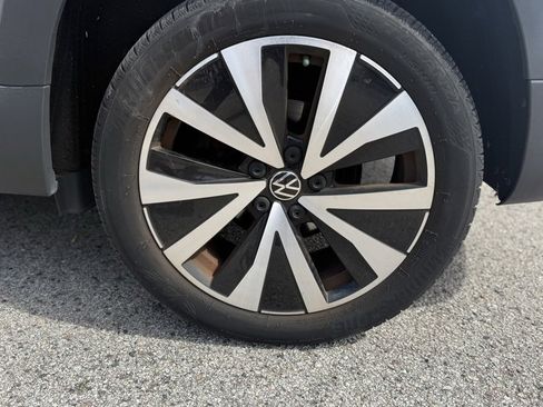 Certified 2023 Volkswagen Taos SE image 18