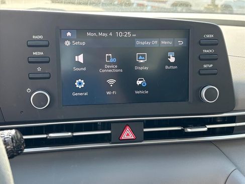 Used 2023 Hyundai Elantra SE w/ Preferred Accessory Package FWD image 19