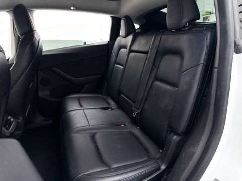 Used 2022 Tesla Model Y Long Range AWD/4WD image 32