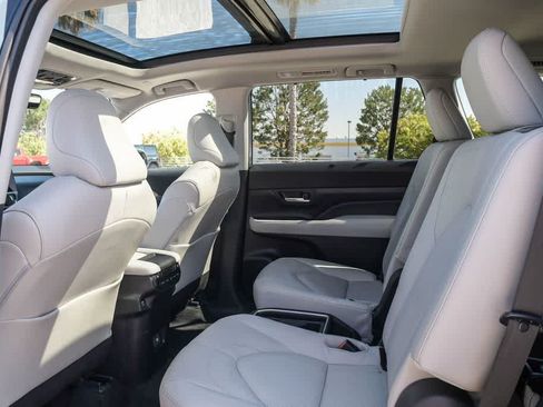 Used 2025 Toyota Grand Highlander FWD image 18