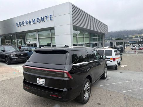 Used 2025 Lincoln Navigator Reserve AWD/4WD image 7