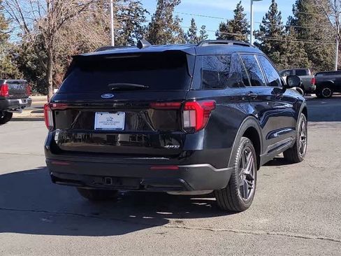 Used 2025 Ford Explorer ST-Line w/ Premium Package image 8