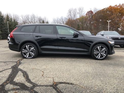 Used 2025 Volvo V60 B5 Cross Country Plus image 8