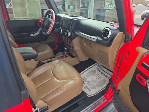 Used 2015 Jeep Wrangler Rubicon w/ Power Convenience Group image 11