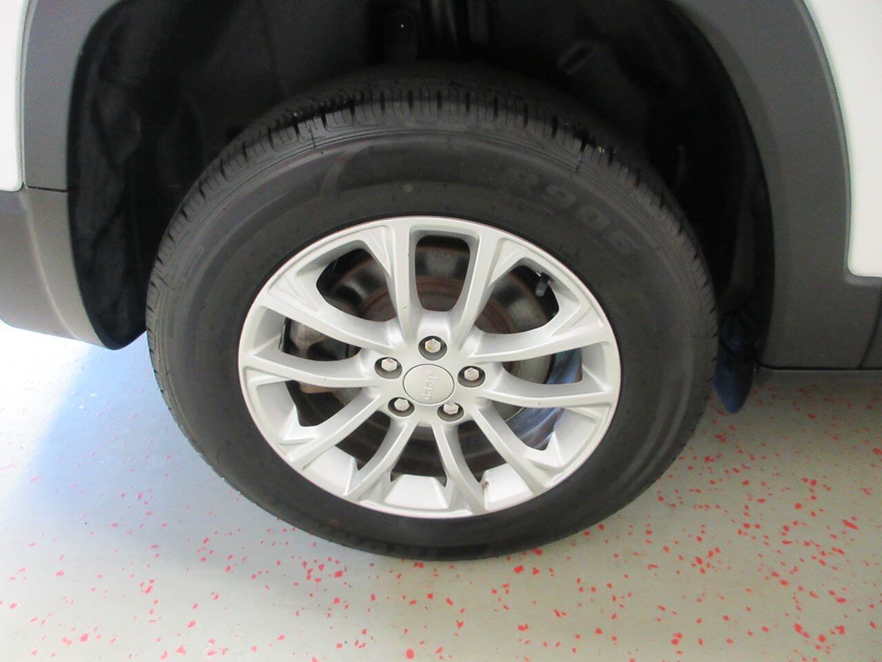 Used 2019 Jeep Cherokee Latitude w/ Cold Weather Group AWD/4WD image 15