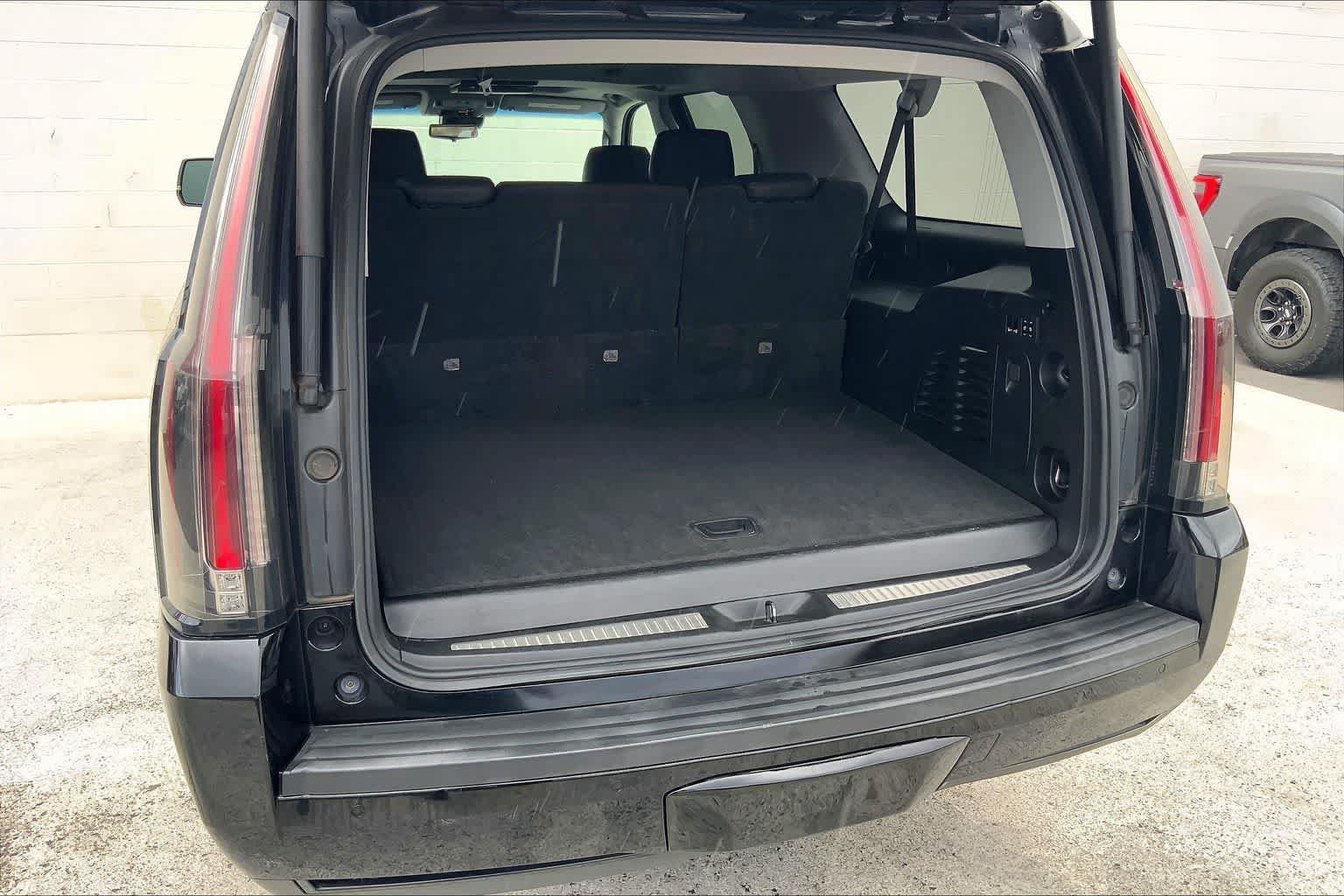 Used 2019 Cadillac Escalade ESV Luxury AWD/4WD image 18