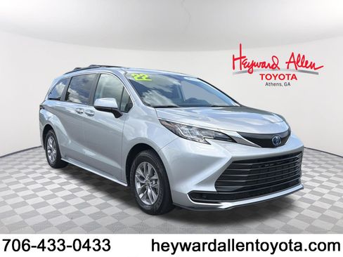 Certified 2022 Toyota Sienna LE FWD image 1