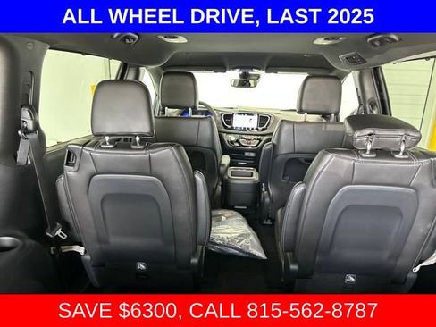 New 2025 Chrysler Pacifica Select image 9