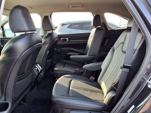 Certified 2025 Kia Sorento EX FWD image 17