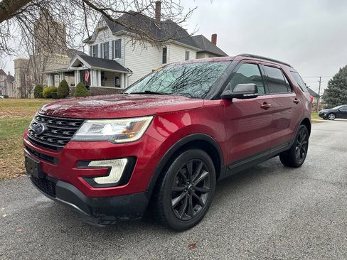 Used 2017 Ford Explorer XLT w/ Equipment Group 202A image 3