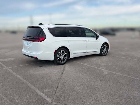 New 2026 Chrysler Pacifica Pinnacle image 12