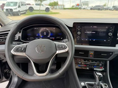 Used 2025 Volkswagen Jetta SE image 12