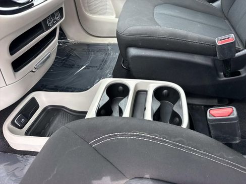 Used 2022 Chrysler Voyager LX FWD image 21