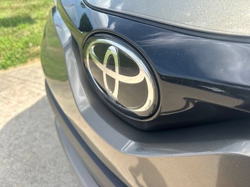 Used 2021 Toyota C-HR XLE FWD image 11