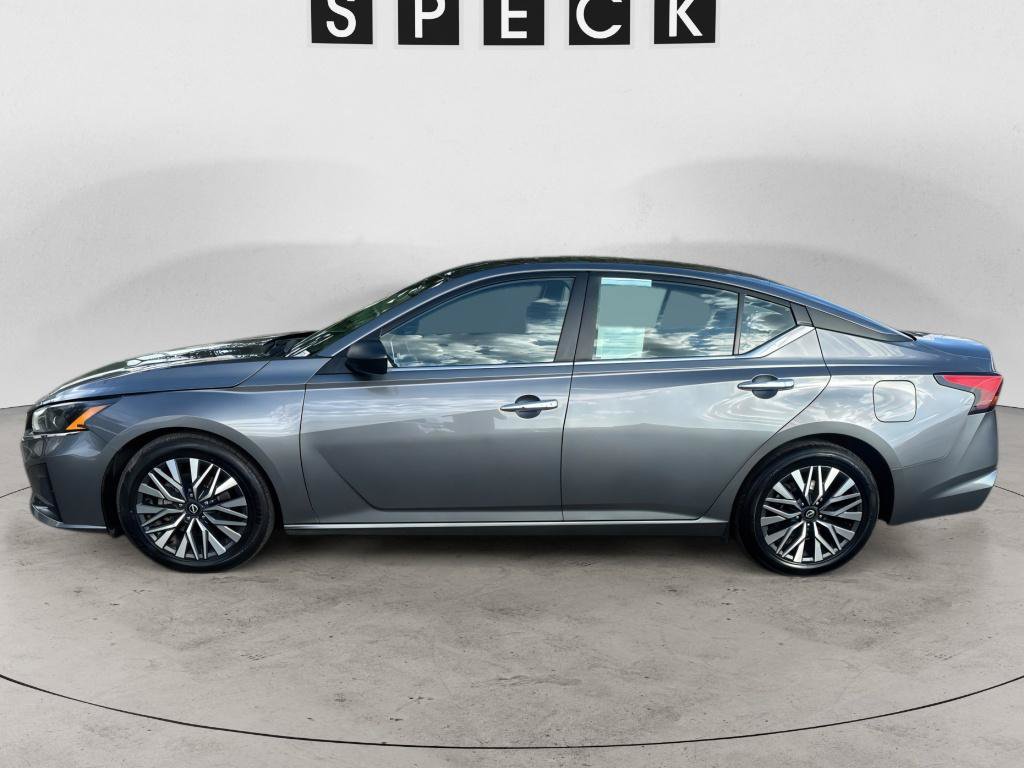 Used 2024 Nissan Altima 2.5 SV FWD image 2