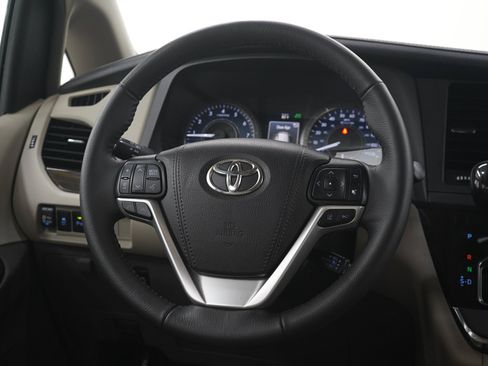 Used 2018 Toyota Sienna XLE w/ XLE Navigation Package FWD image 18