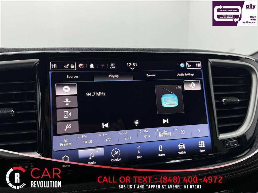 Used 2024 Chrysler Pacifica Limited FWD image 18