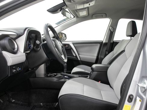 Used 2018 Toyota RAV4 LE AWD/4WD image 21