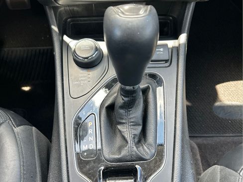 Certified 2019 Jeep Cherokee Overland AWD/4WD image 33