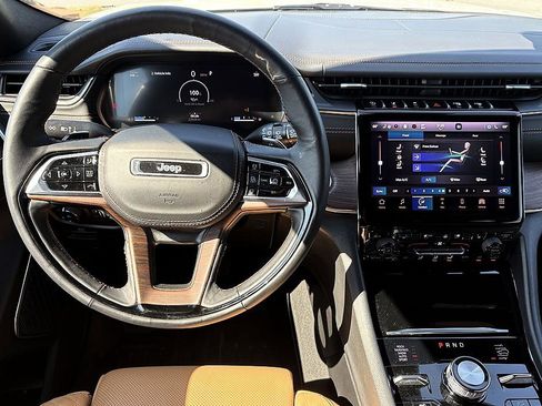 Used 2023 Jeep Grand Cherokee L Summit w/ High Altitude Package AWD/4WD image 16