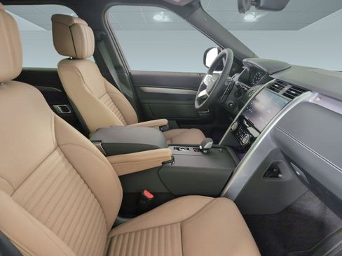 Used 2025 Land Rover Discovery Dynamic SE image 18