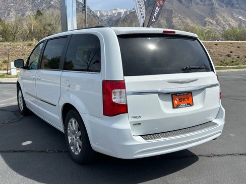Used 2015 Chrysler Town & Country Touring image 11