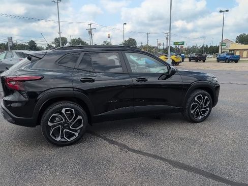 Used 2024 Chevrolet Trax RS w/ Sunroof Package FWD image 8