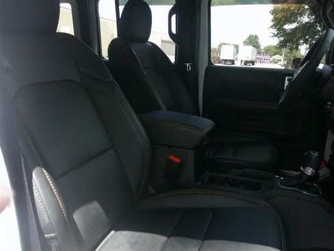 Used 2024 Jeep Wrangler Unlimited Sahara w/ Technology Group AWD/4WD image 21