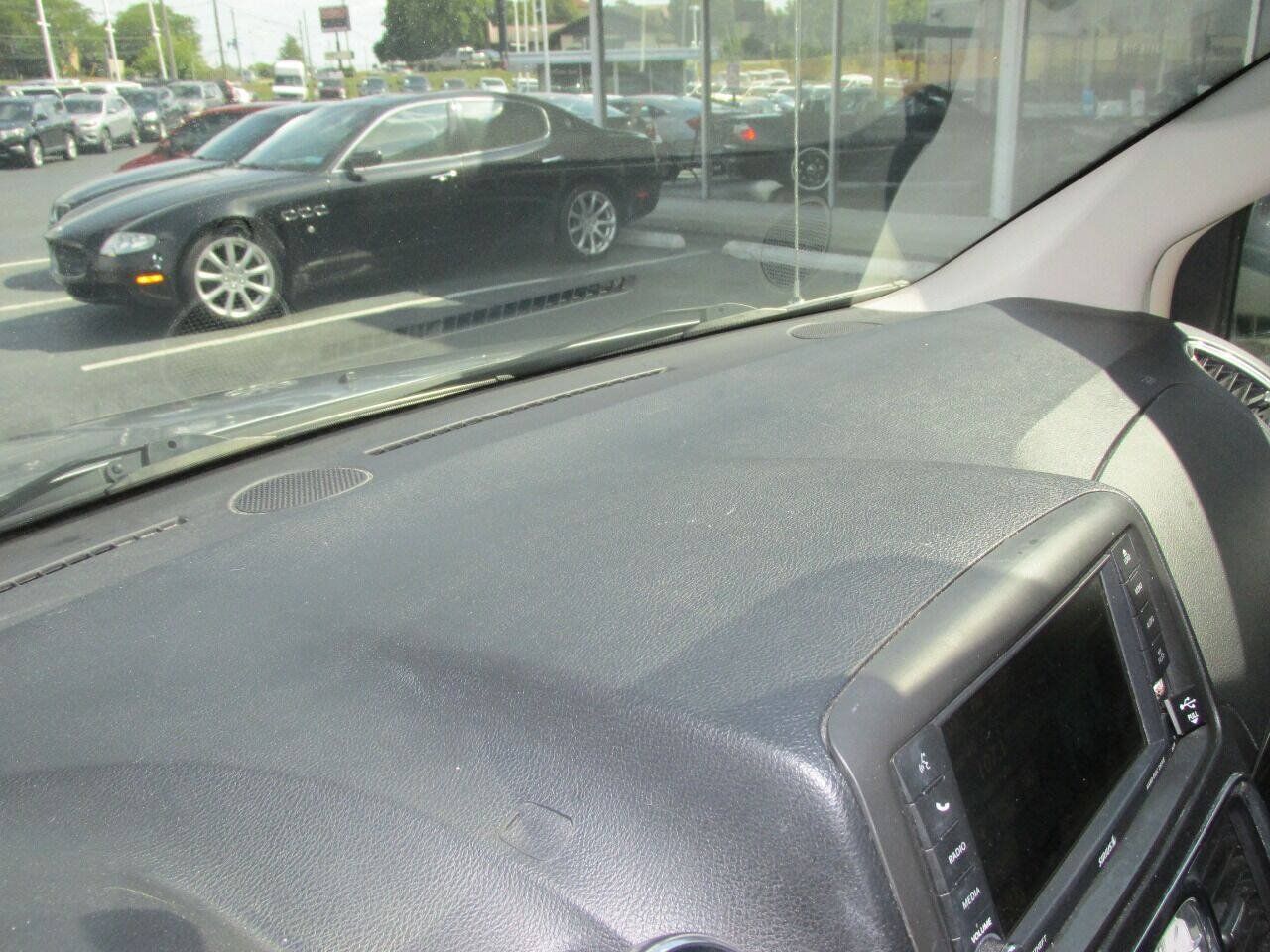 Used 2015 Chrysler Town & Country Touring w/ Driver Convenience Group FWD image 49