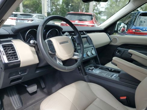 Used 2019 Land Rover Discovery SE image 16