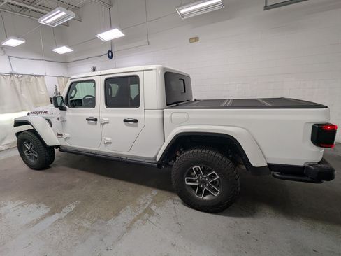 Used 2025 Jeep Gladiator Mojave AWD/4WD image 10