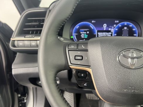 Used 2023 Toyota Crown Limited image 18