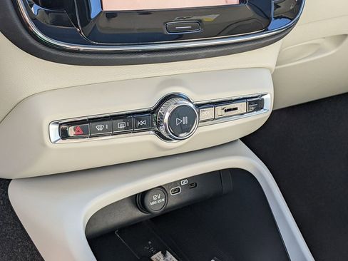 Certified 2024 Volvo XC40 B5 Ultimate w/ Climate Package AWD/4WD image 18