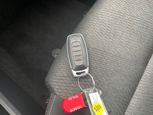 Used 2025 Nissan Rogue SV image 21