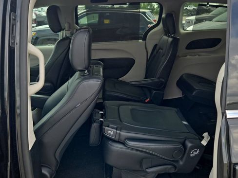 Used 2024 Chrysler Pacifica Touring-L w/ Uconnect Theater Family Group AWD/4WD image 2